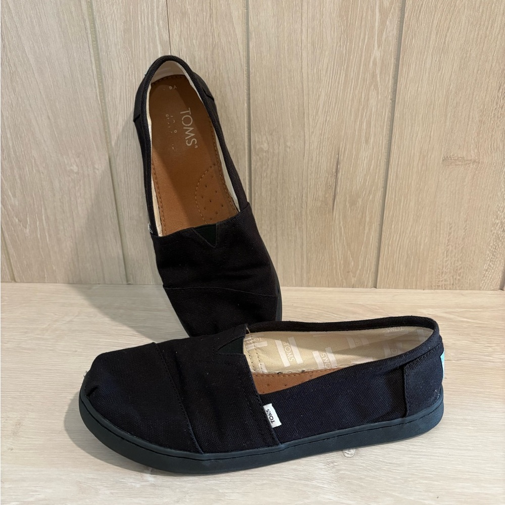 All black Tom’s